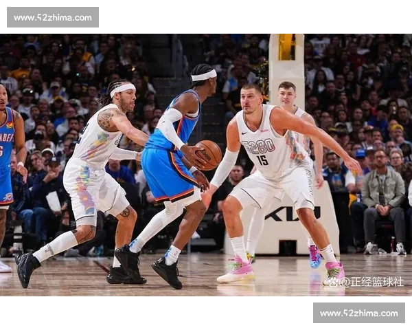 俄城球迷深夜燃情接机!雷霆携抢七战意返主场,全城静待终极一战